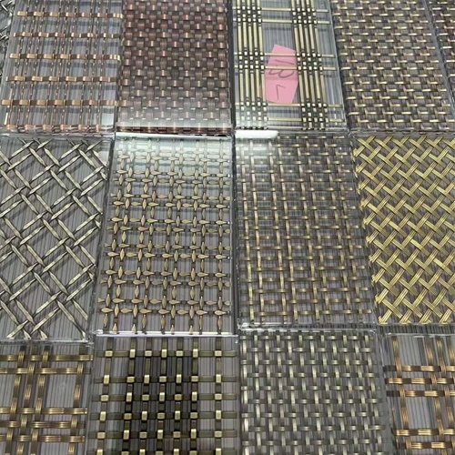Metal wire mesh laminated glass