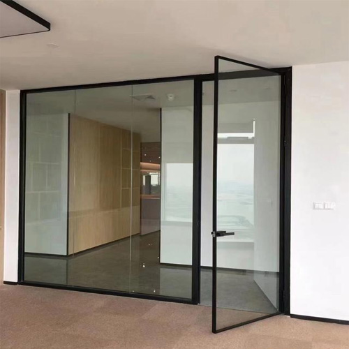 Flexible glazing partition for commercial office