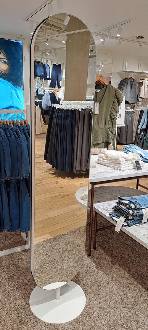 full length mirror in Bonn store
