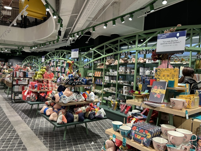 store design that celebrates Cologne