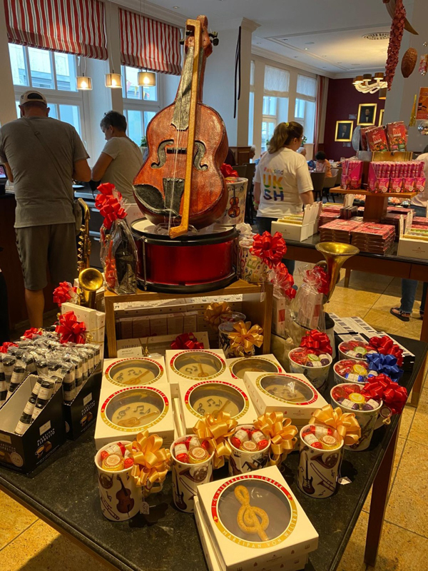 DisDisplay Table The Niederegger store in Lübeck