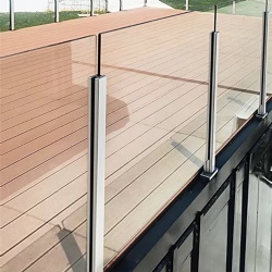 Glass balustrade with transparent laminated glass